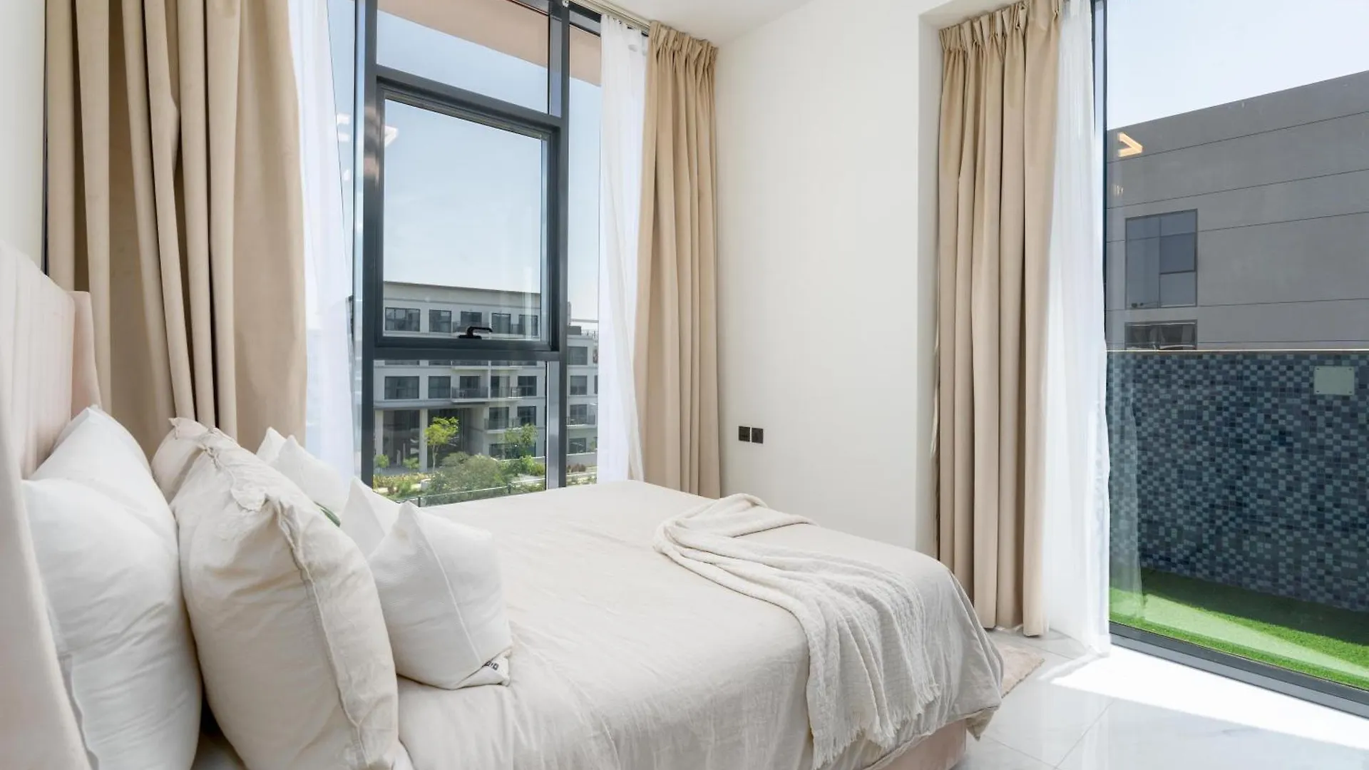 Modern 2Br With Private Pool At Samana Golf Avenue Studio City By Vibel Dubaj