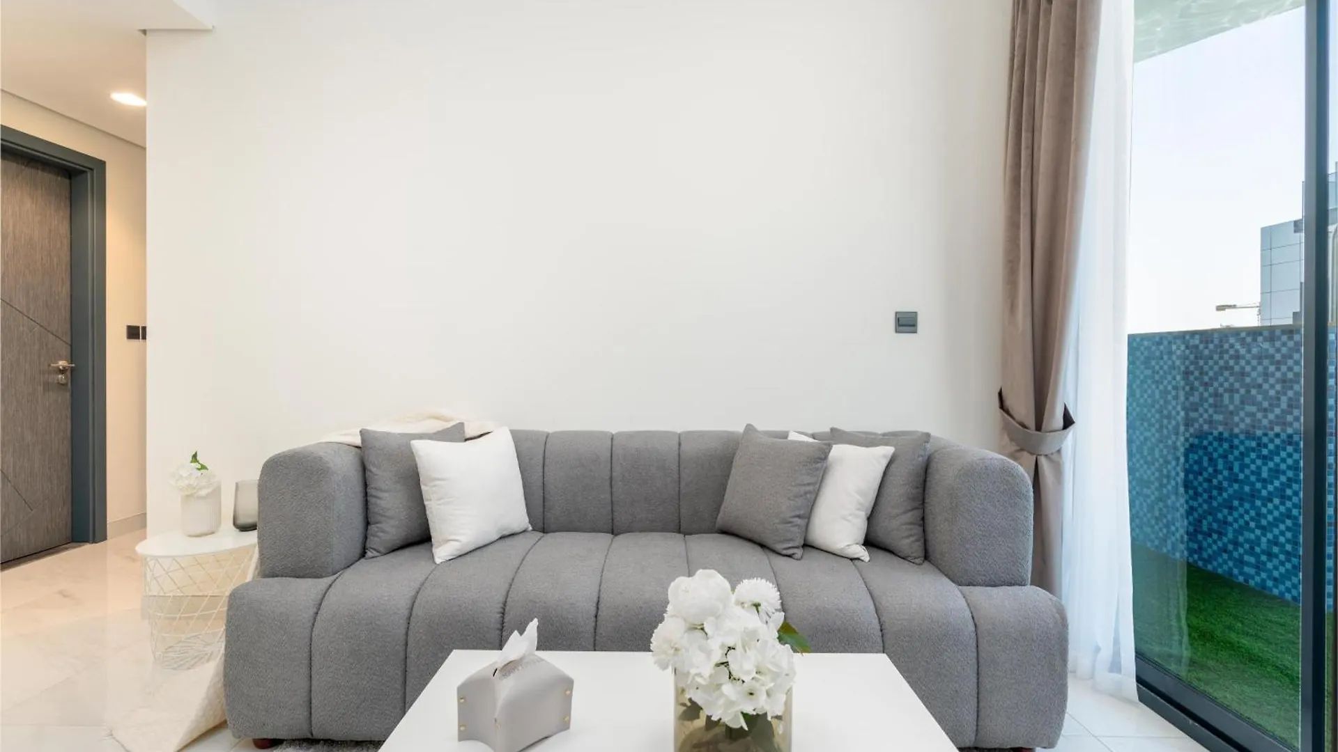 Modern 2Br With Private Pool At Samana Golf Avenue Studio City By Vibel Dubaj