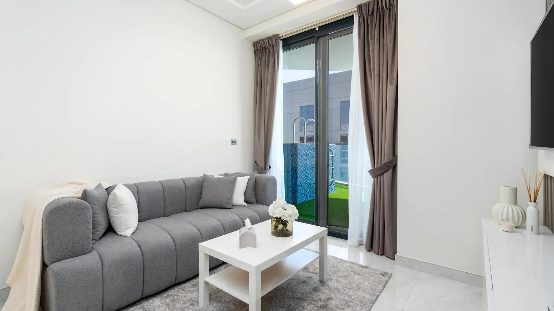 Modern 2Br With Private Pool At Samana Golf Avenue Studio City By Vibel Dubaj 0*,