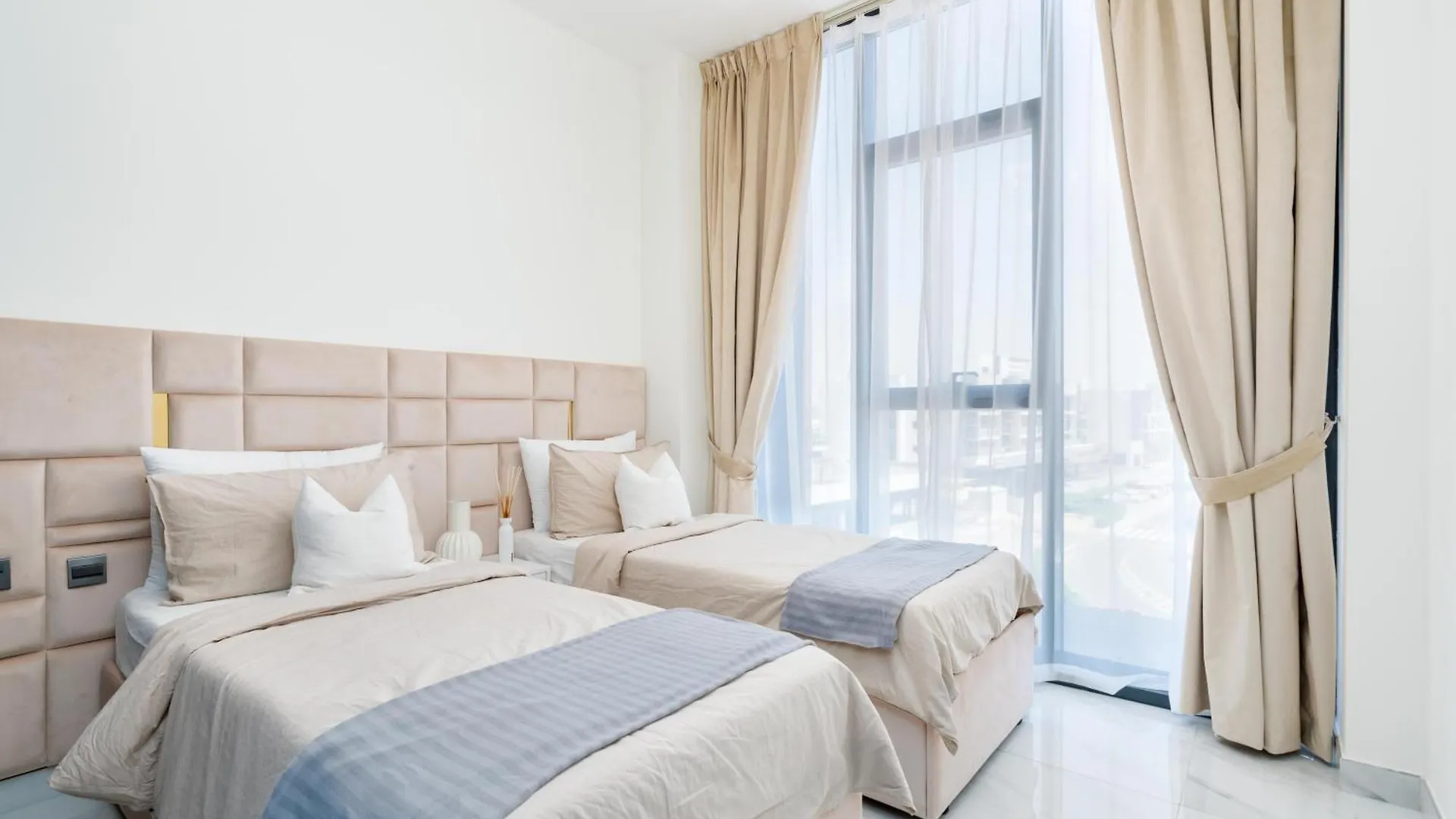 Modern 2Br With Private Pool At Samana Golf Avenue Studio City By Vibel Dubaj Apartmán